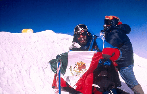 Ricardo Torres climbs Everest