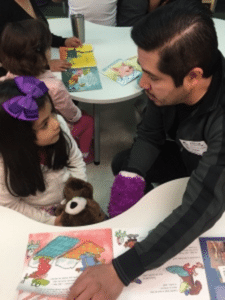 Mira a tus hijos a los ojos mientras les cuentas sobre tus tradiciones. ¡La interacción familiar es la mejor manera de aprender a comunicarse! “Las palabras de los padres son poderosas”.