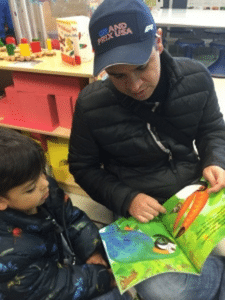 El 90% del cerebro de sus hijos se desarrolla en los primeros 5 años de vida. Hábleles, léales y cánteles. “Las palabras de los padres son poderosas”.