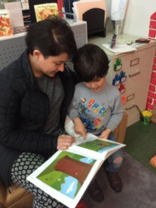 Si sus hijos tienen un buen desarrollo del lenguaje oral antes de entrar a la escuela, serán capaces de hacer preguntas y resolver problemas.  “El que mucho habla, mucho aprende”.