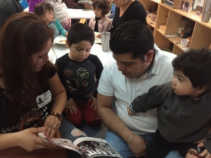 Las habilidades de lenguaje durante la edad temprana pueden predecir el éxito escolar de sus hijos. Hábleles, léales y ayúdeles a prepararse para el futuro.  “El lenguaje oral comienza en casa”.